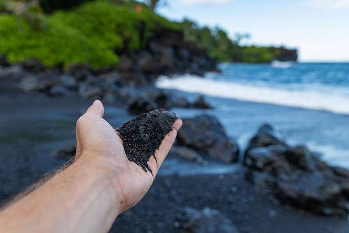 Top 4 Black Sand Beaches in Hawaii: Volcanic Beauty Awaits | CIO Women Magazine