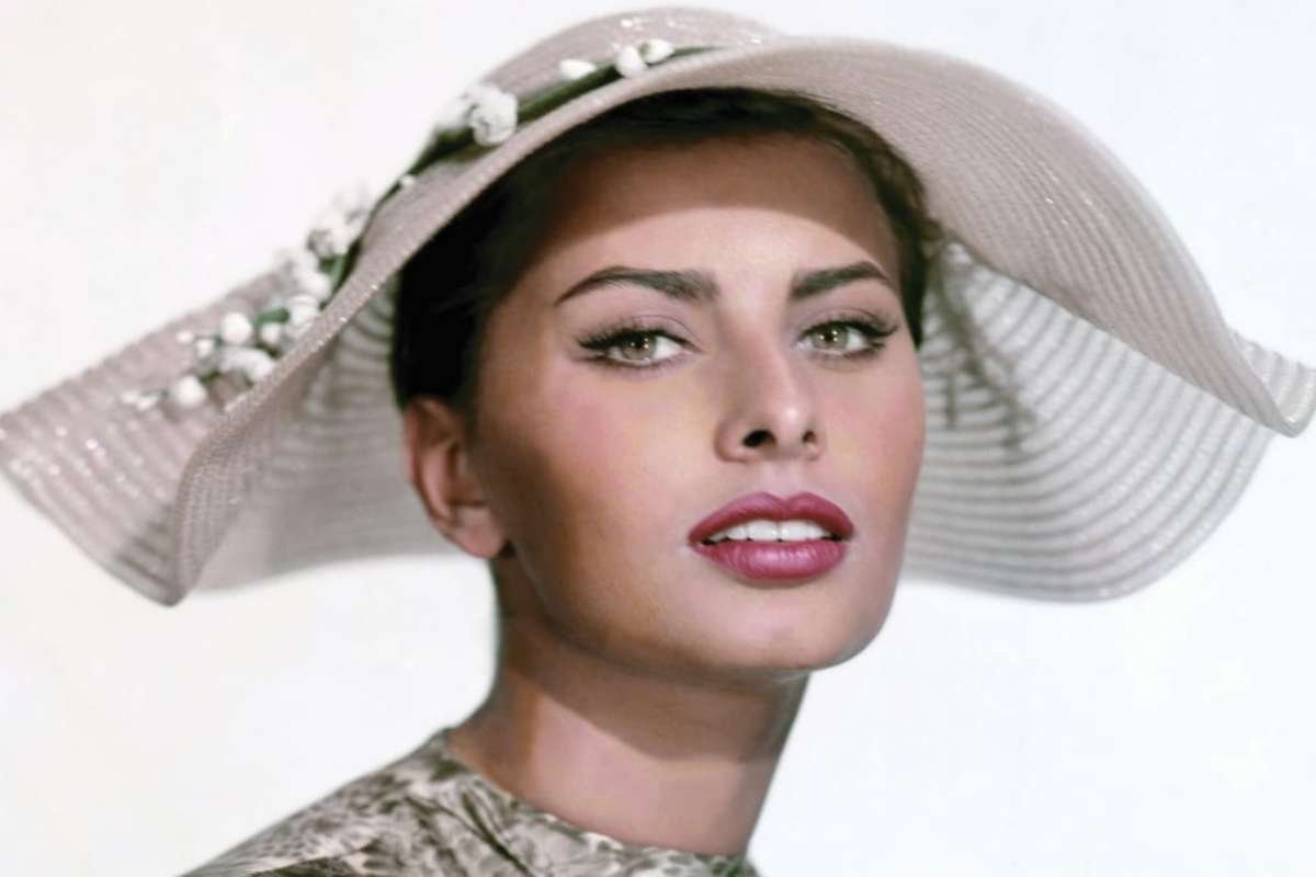 Top 34 Most Beautiful Eyes In The World in 2025 (From Oldest to Youngest) | CIO Women Magazine