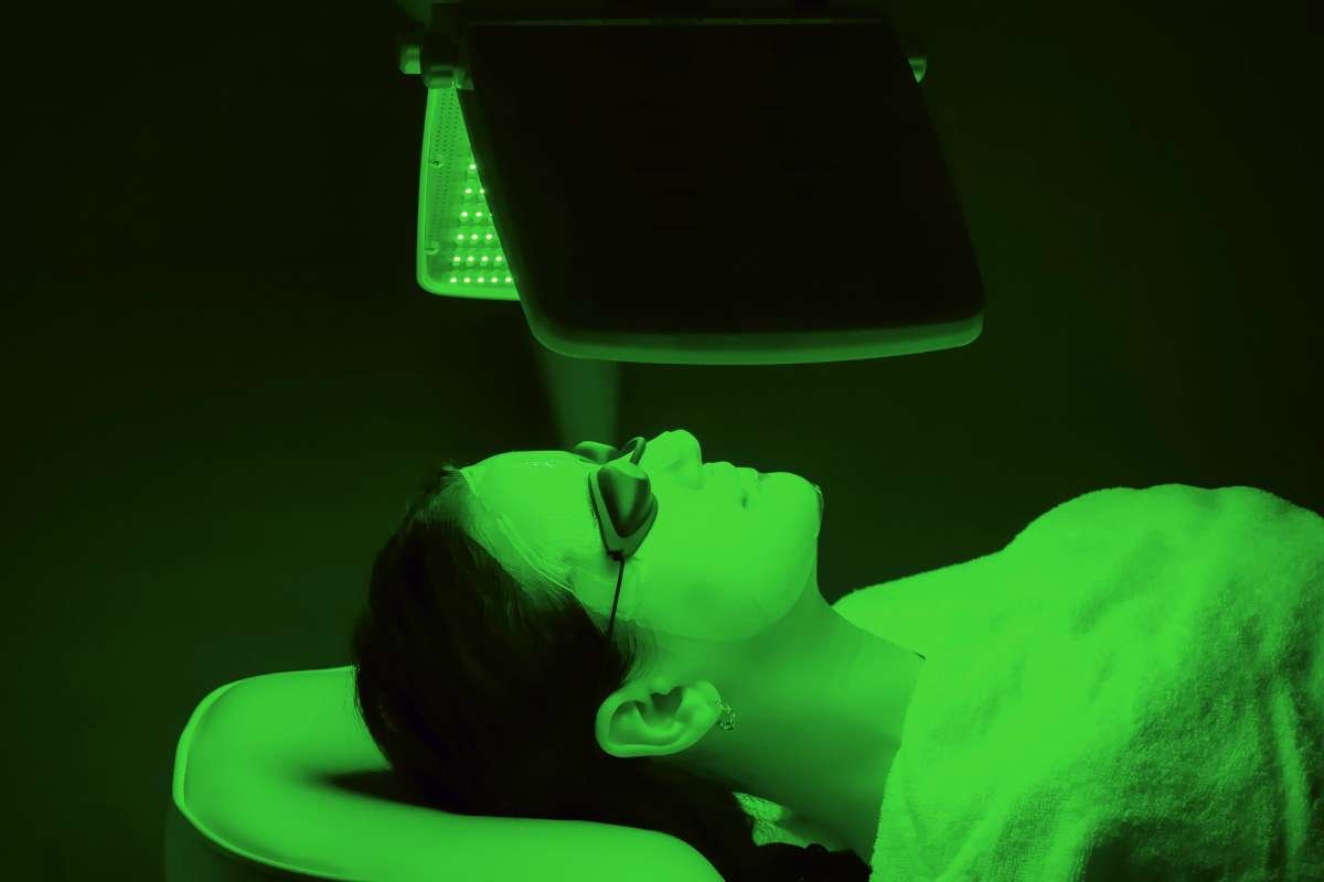 How Green Light Therapy Transforms Pain, Sleep, and Skin for Her?