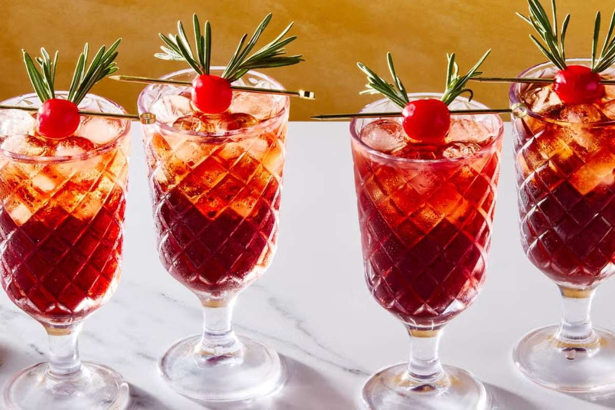 45 Easy Christmas Cocktail Drinks for Every Occasion | CIO Women Magazine