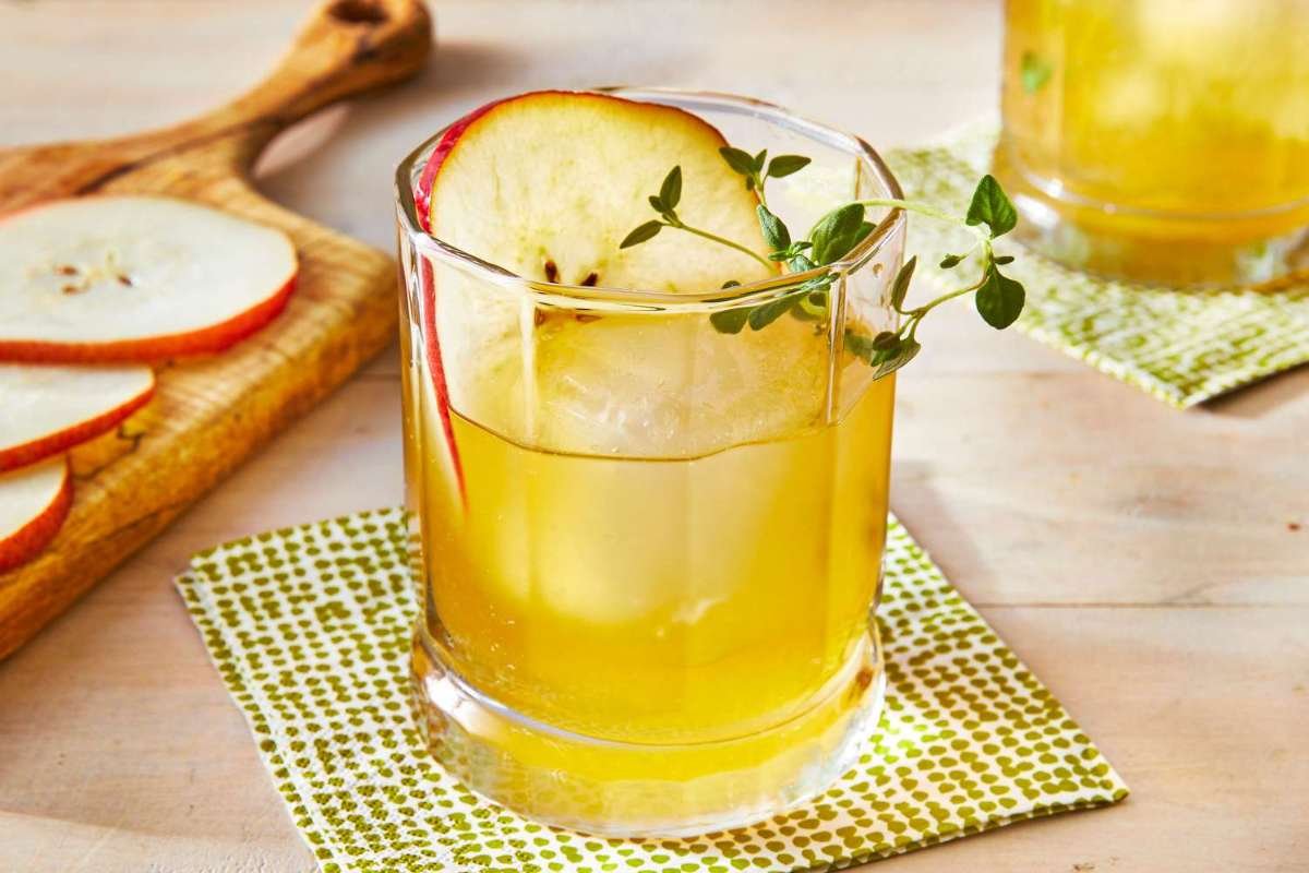 45 Easy Christmas Cocktail Drinks for Every Occasion | CIO Women Magazine