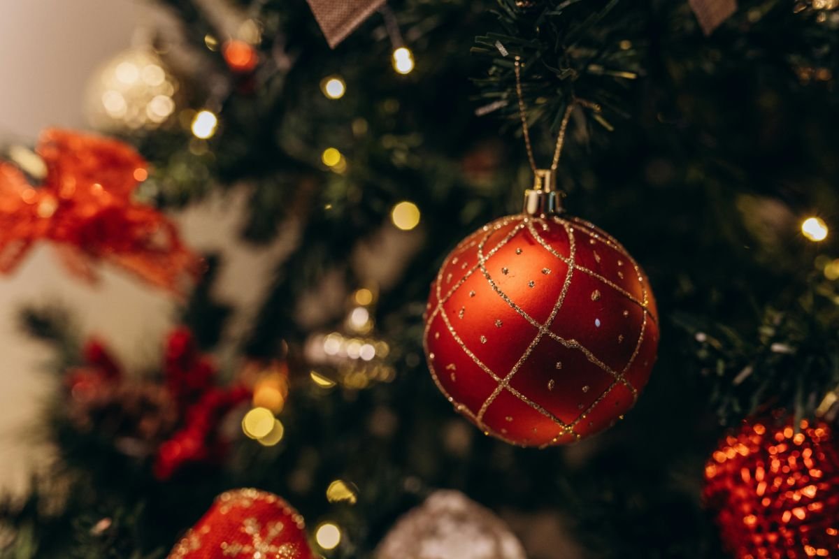 80 Christmas Tree Decoration Ideas That Make Everyone Stare | CIO Women Magazine