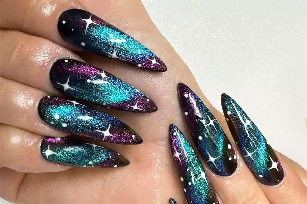 30 Best Christmas Nail Ideas for This Holiday Season | CIO Women Magazine