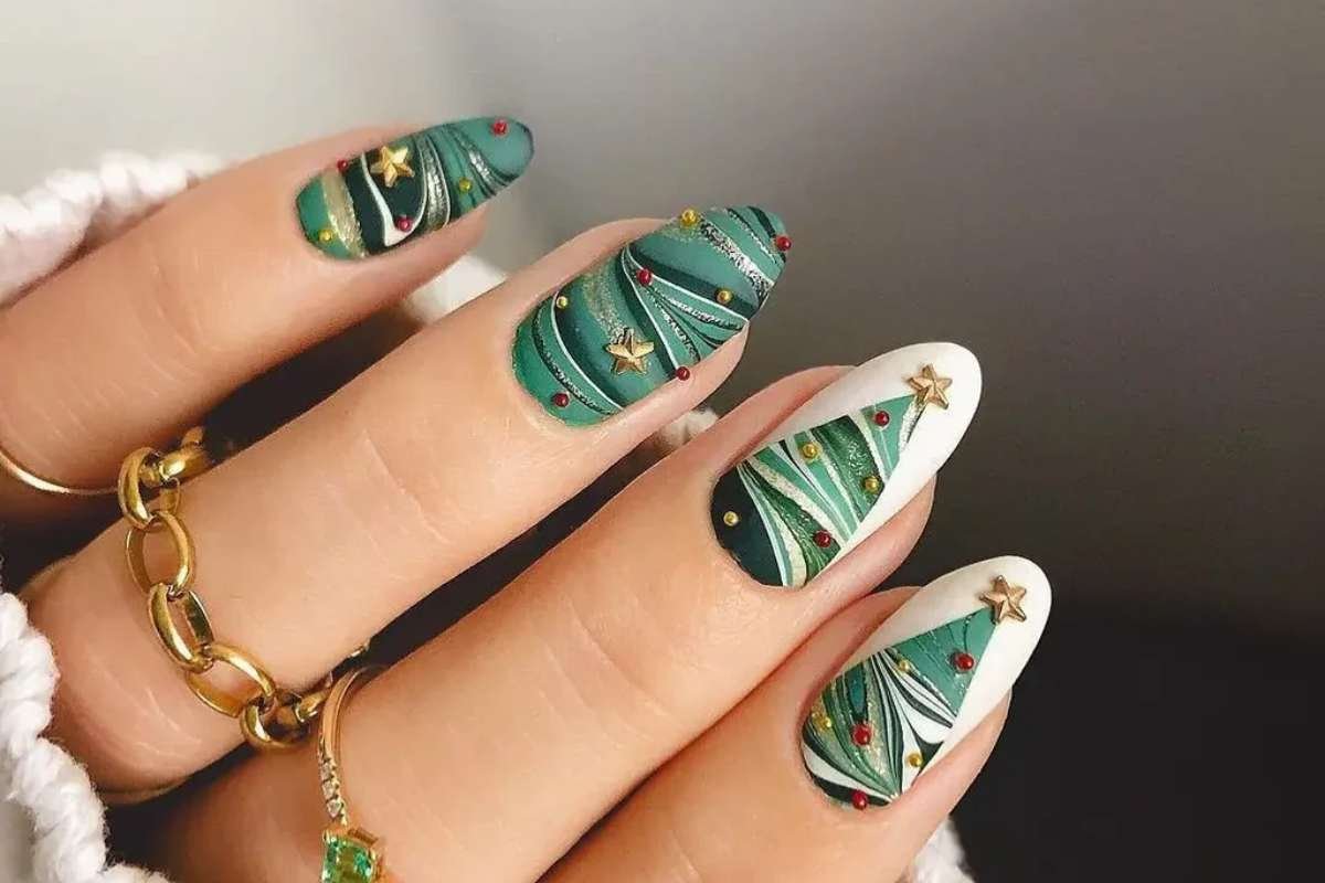 30 Best Christmas Nail Ideas for This Holiday Season | CIO Women Magazine