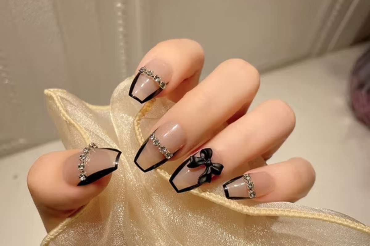 30 Best Christmas Nail Ideas for This Holiday Season | CIO Women Magazine