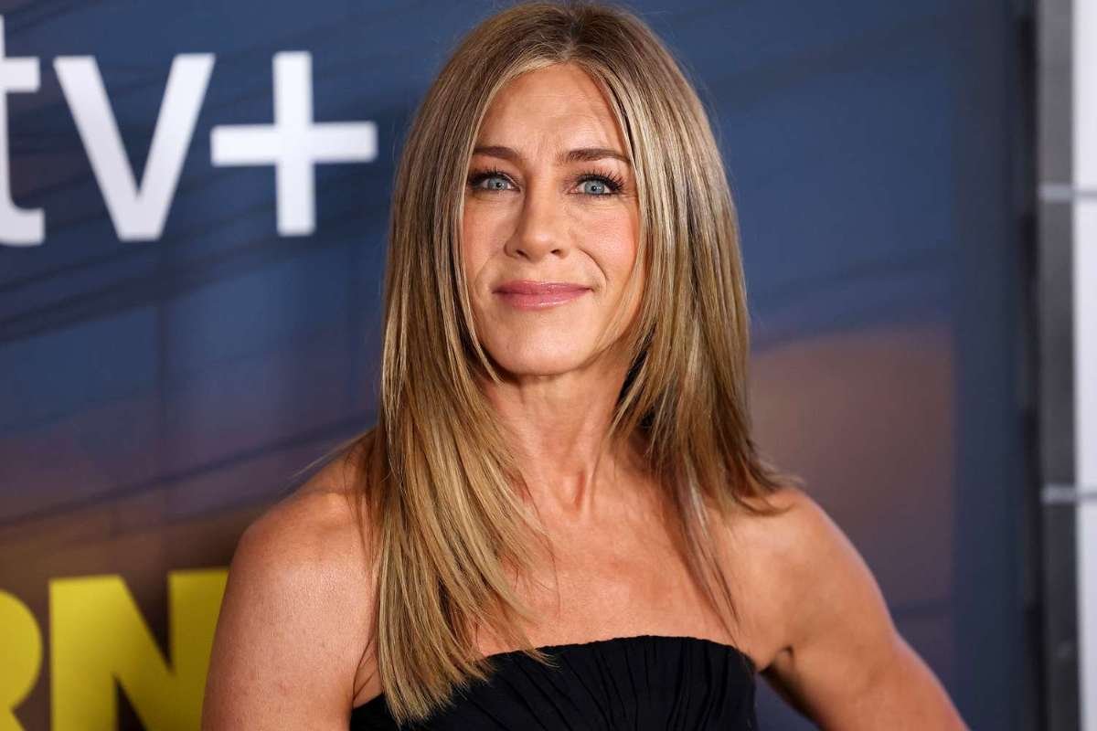Jennifer Aniston’s Minimalist Cardigan Look Sets the Tone for Spring 2026 Fashion