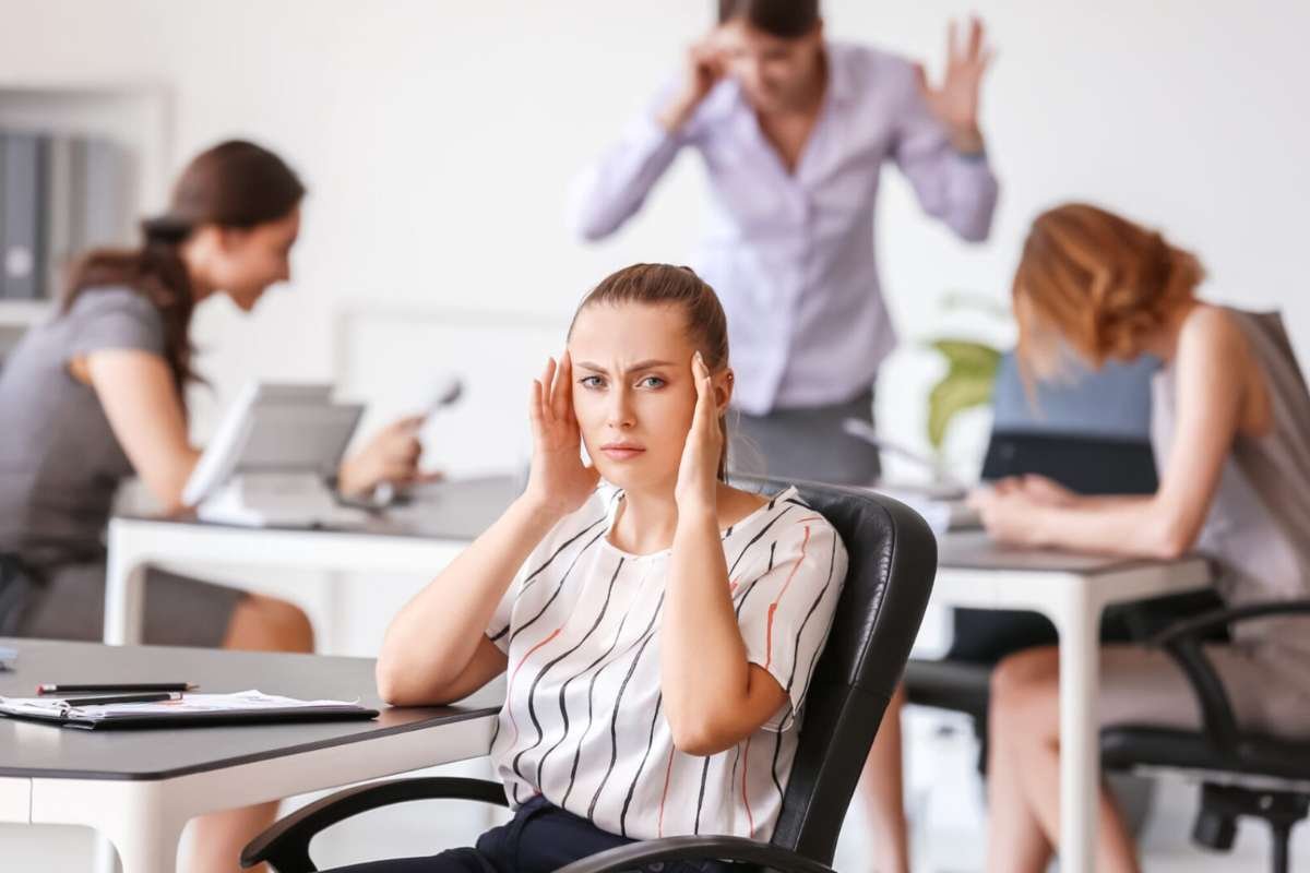 How to Control Workplace Distractions? A Guide for Every Woman Leader