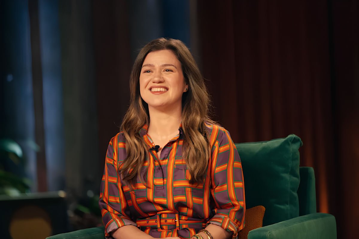 Kelly Clarkson Bird Feud: $15 Million Mechanical Bird | CIO Women Magazine